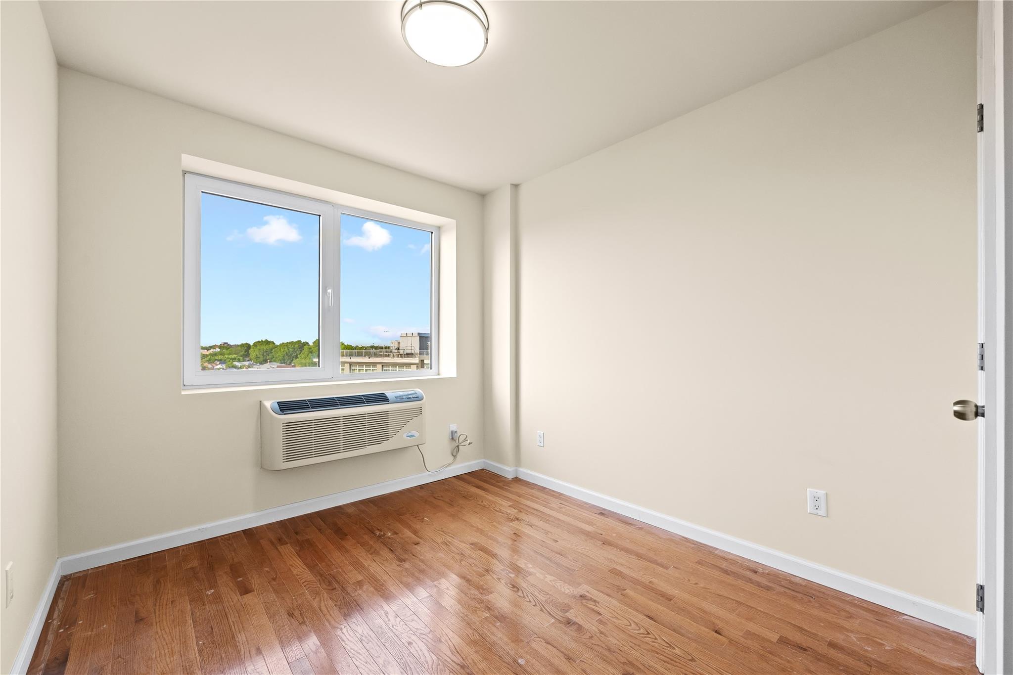 #9 photo, 91-23 Corona Avenue, クイーンズ区 Elmhurst , NY 11373