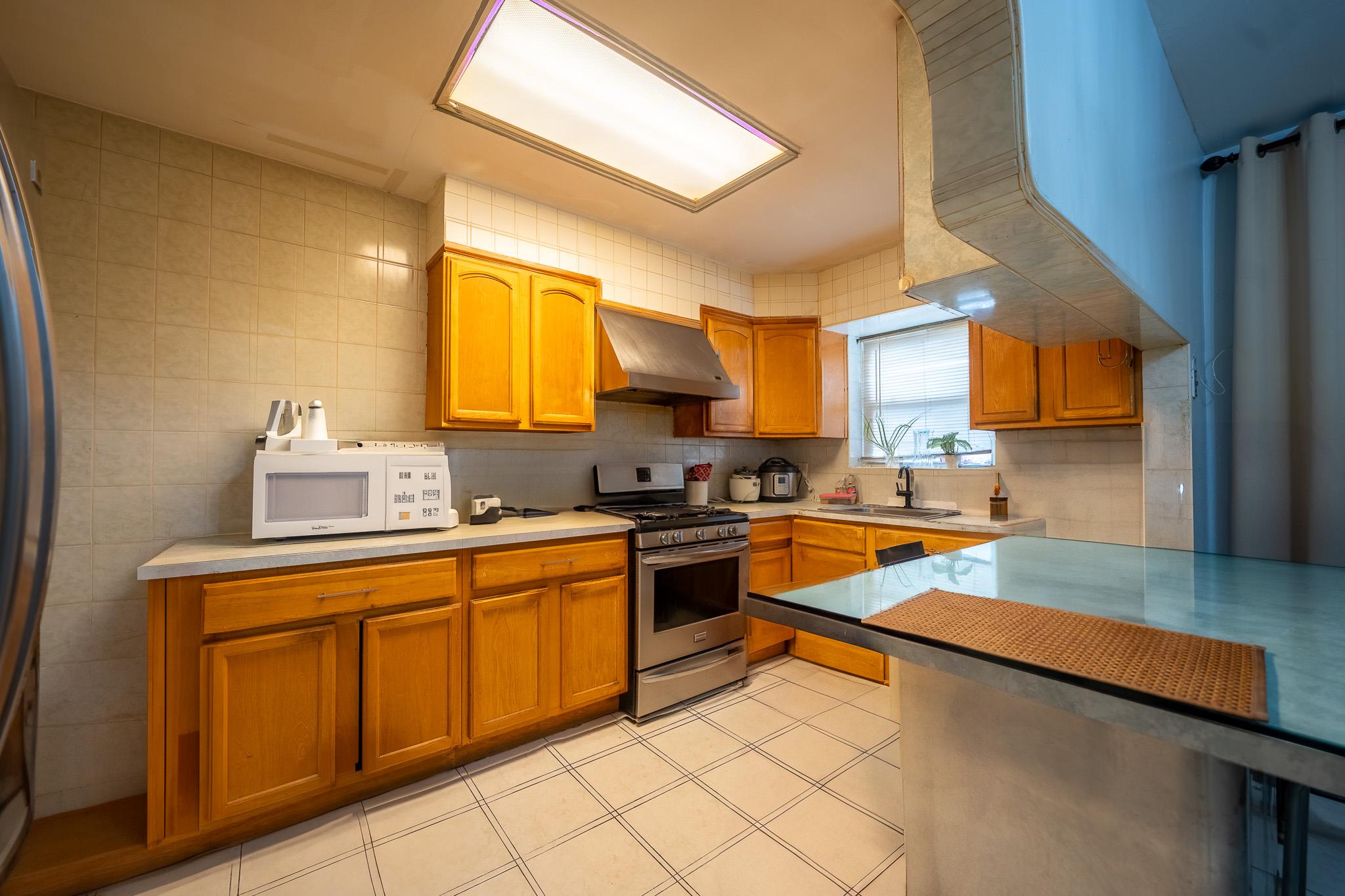 #12 photo, 32-23 76th Street, クイーンズ区 East Elmhurst , NY 11370