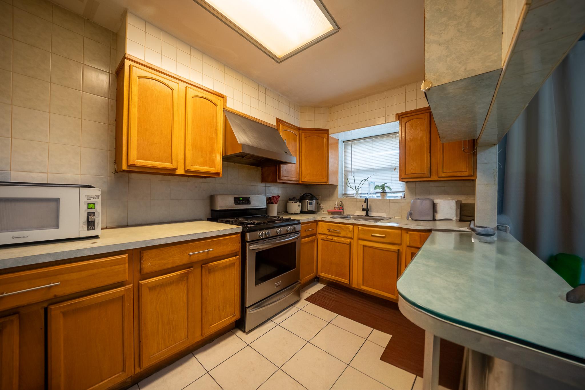 #16 photo, 32-23 76th Street, クイーンズ区 East Elmhurst , NY 11370