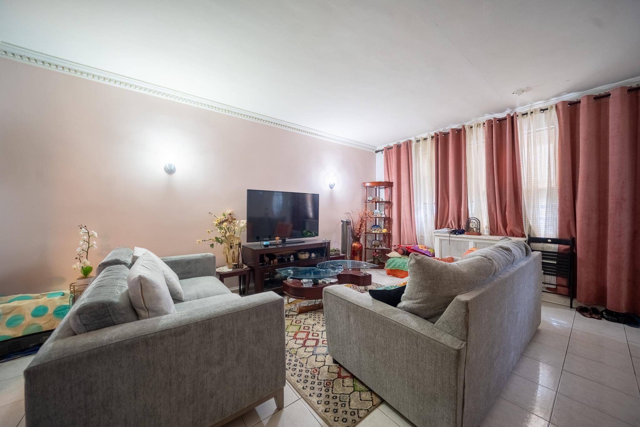 #4 photo, 32-23 76th Street, クイーンズ区 East Elmhurst , NY 11370