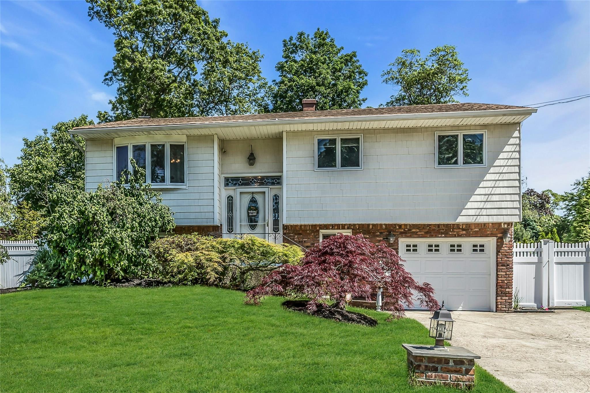 #1 photo, 100 Doncaster Avenue, West Islip , NY 11795