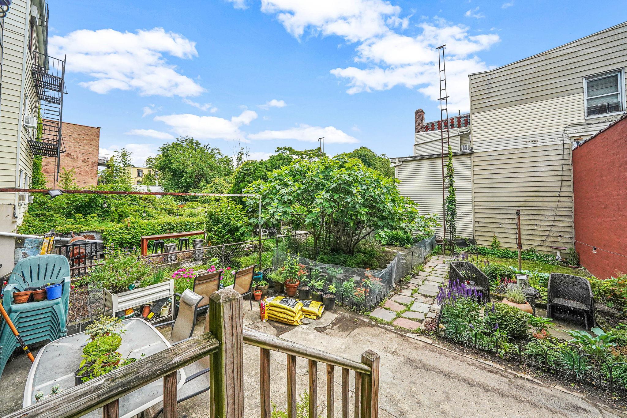 #11 photo, 3063 14th Street, クイーンズ区 Astoria , NY 11102