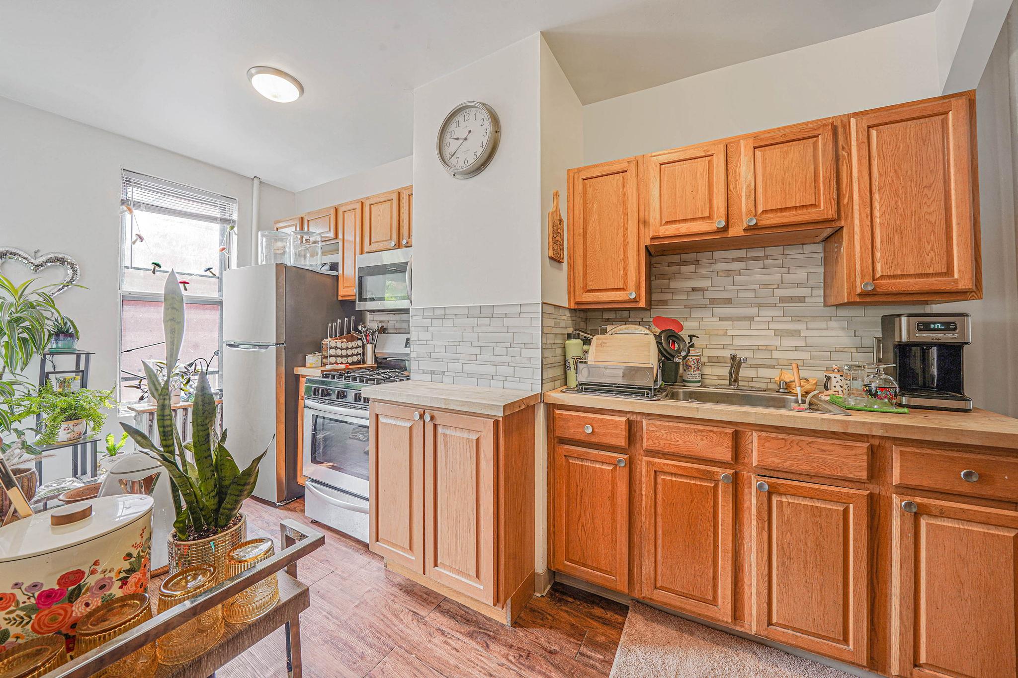 #12 photo, 3063 14th Street, クイーンズ区 Astoria , NY 11102