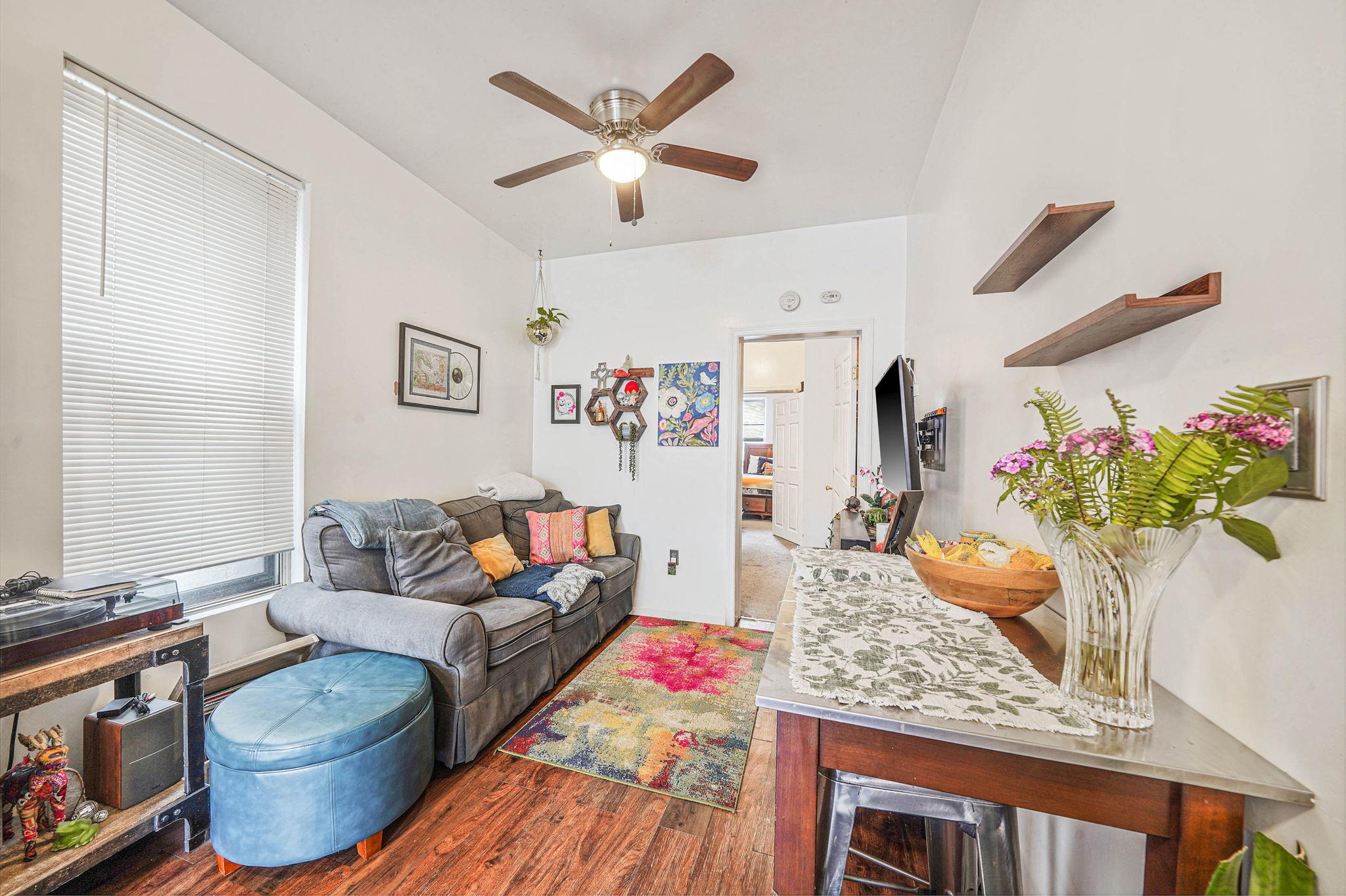 #13 photo, 3063 14th Street, クイーンズ区 Astoria , NY 11102