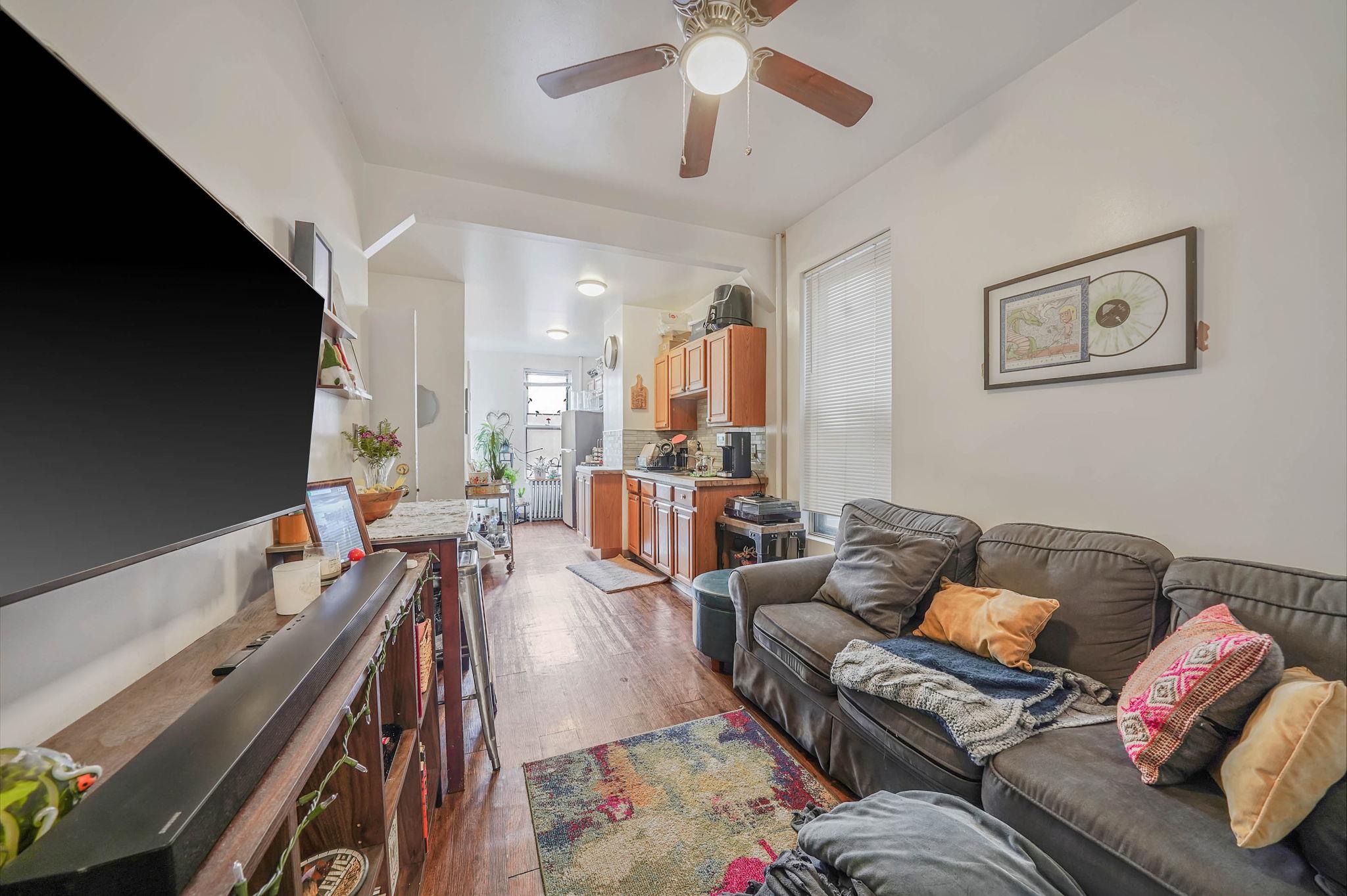 #18 photo, 3063 14th Street, クイーンズ区 Astoria , NY 11102