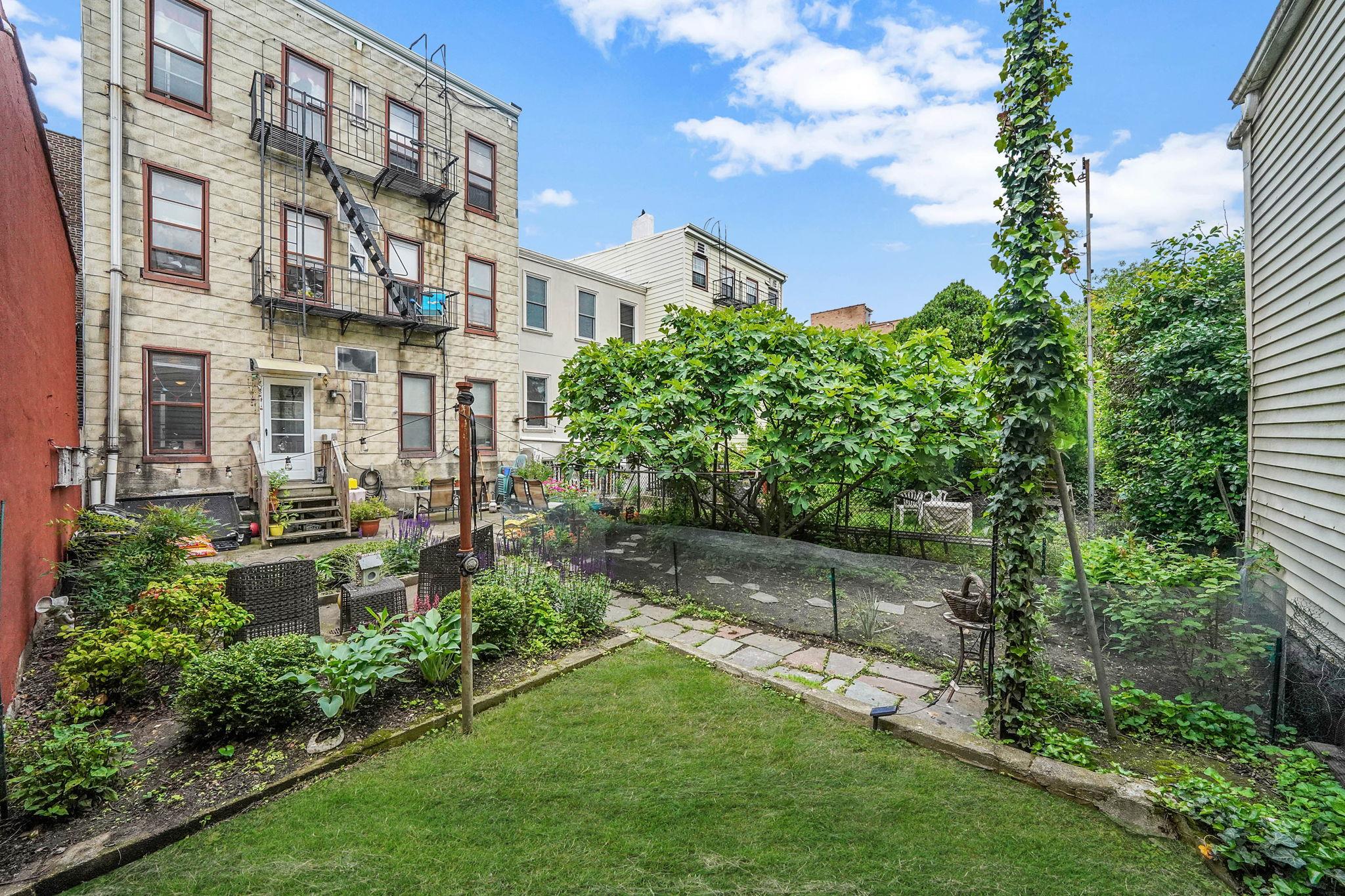 #7 photo, 3063 14th Street, クイーンズ区 Astoria , NY 11102