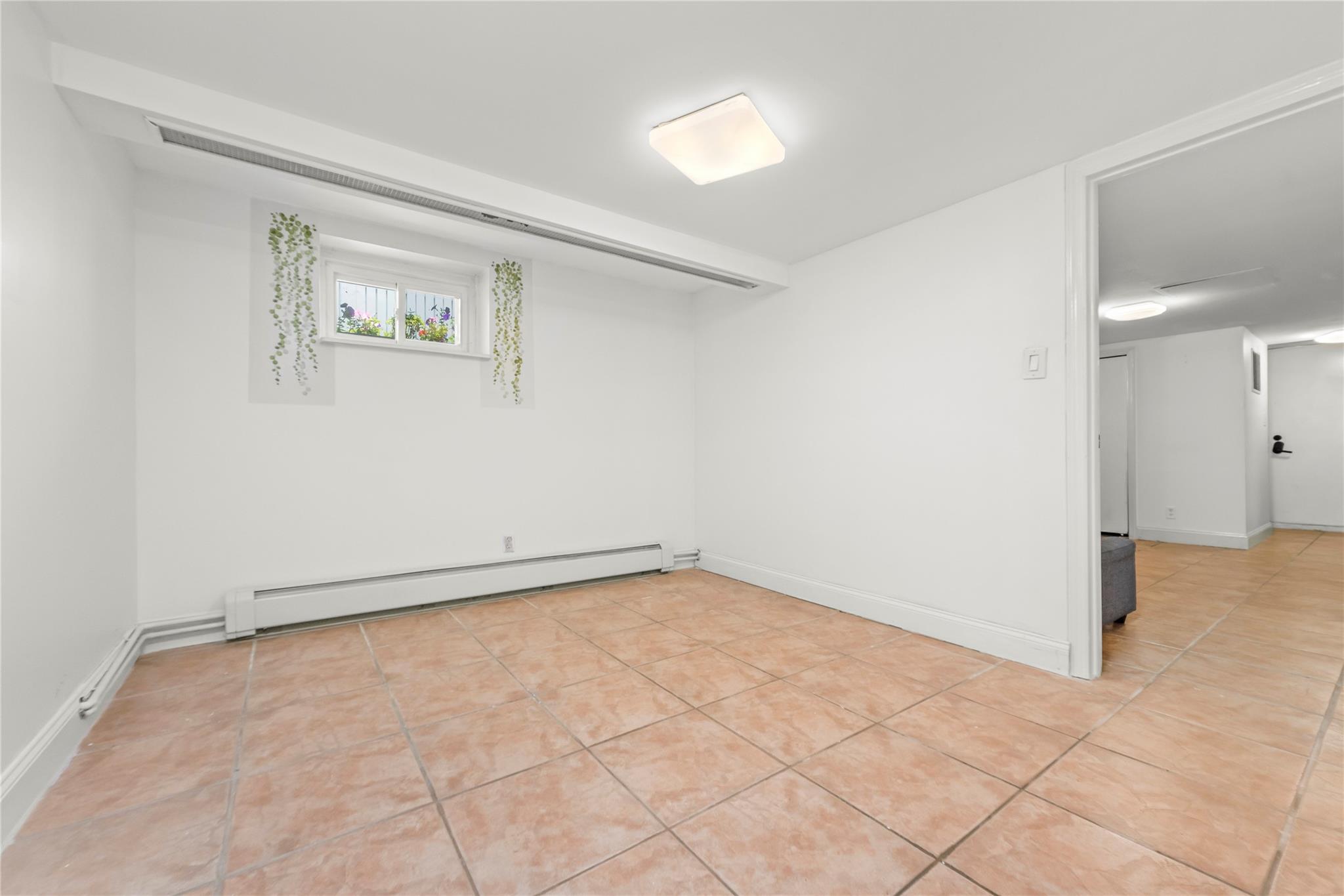 #14 photo, 21-38 73rd Street, クイーンズ区 Astoria , NY 11370