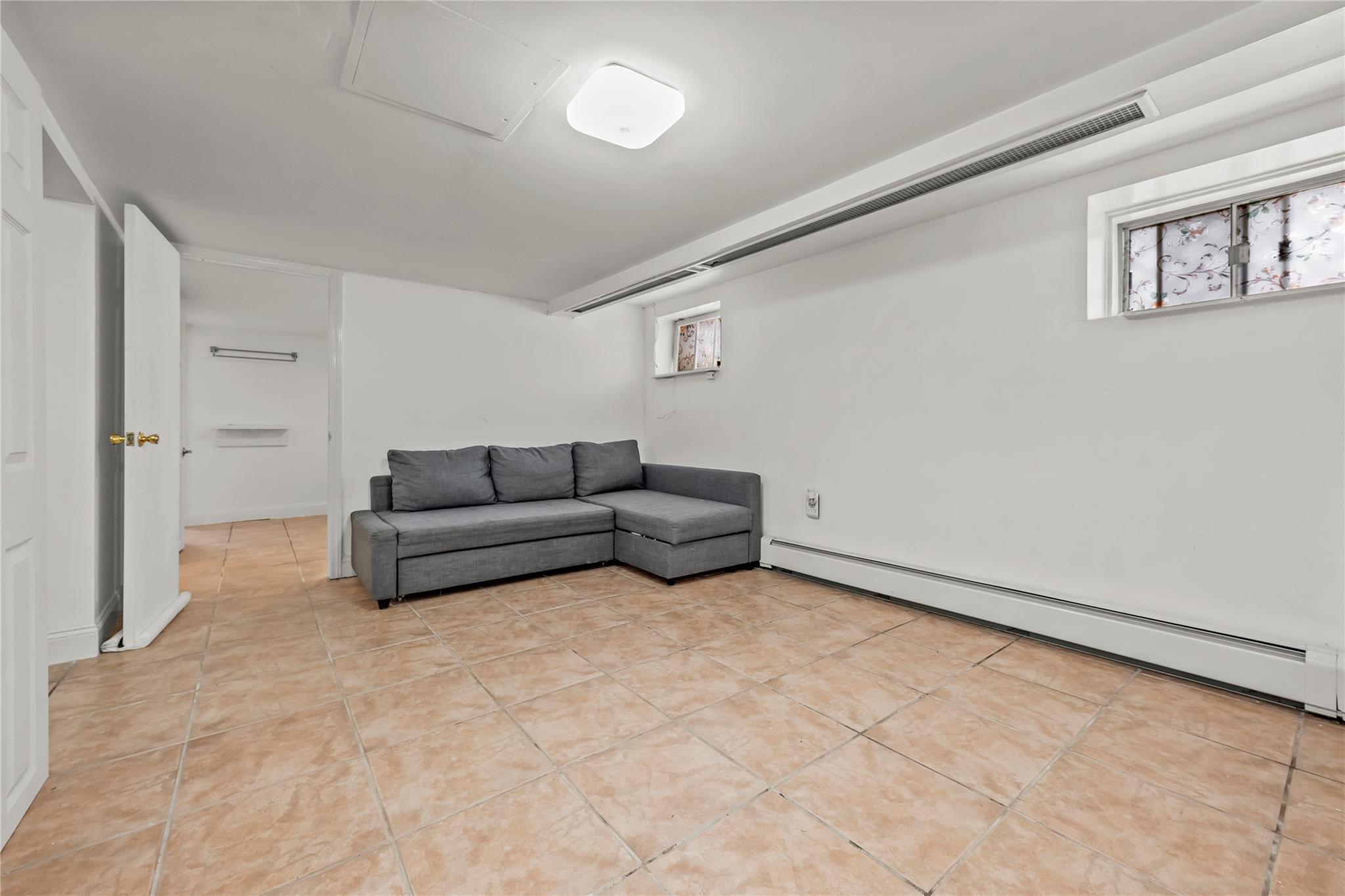 #15 photo, 21-38 73rd Street, クイーンズ区 Astoria , NY 11370