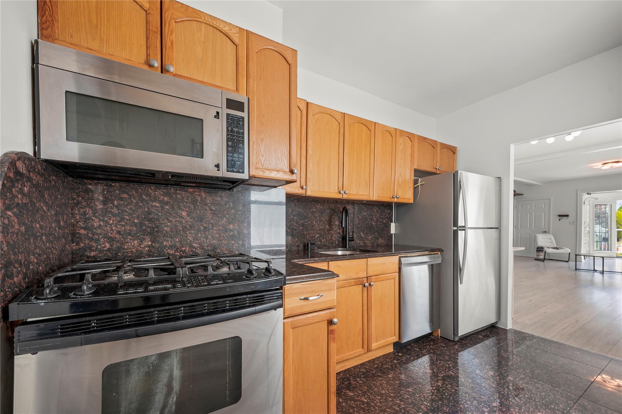 #8 photo, 21-38 73rd Street, クイーンズ区 Astoria , NY 11370