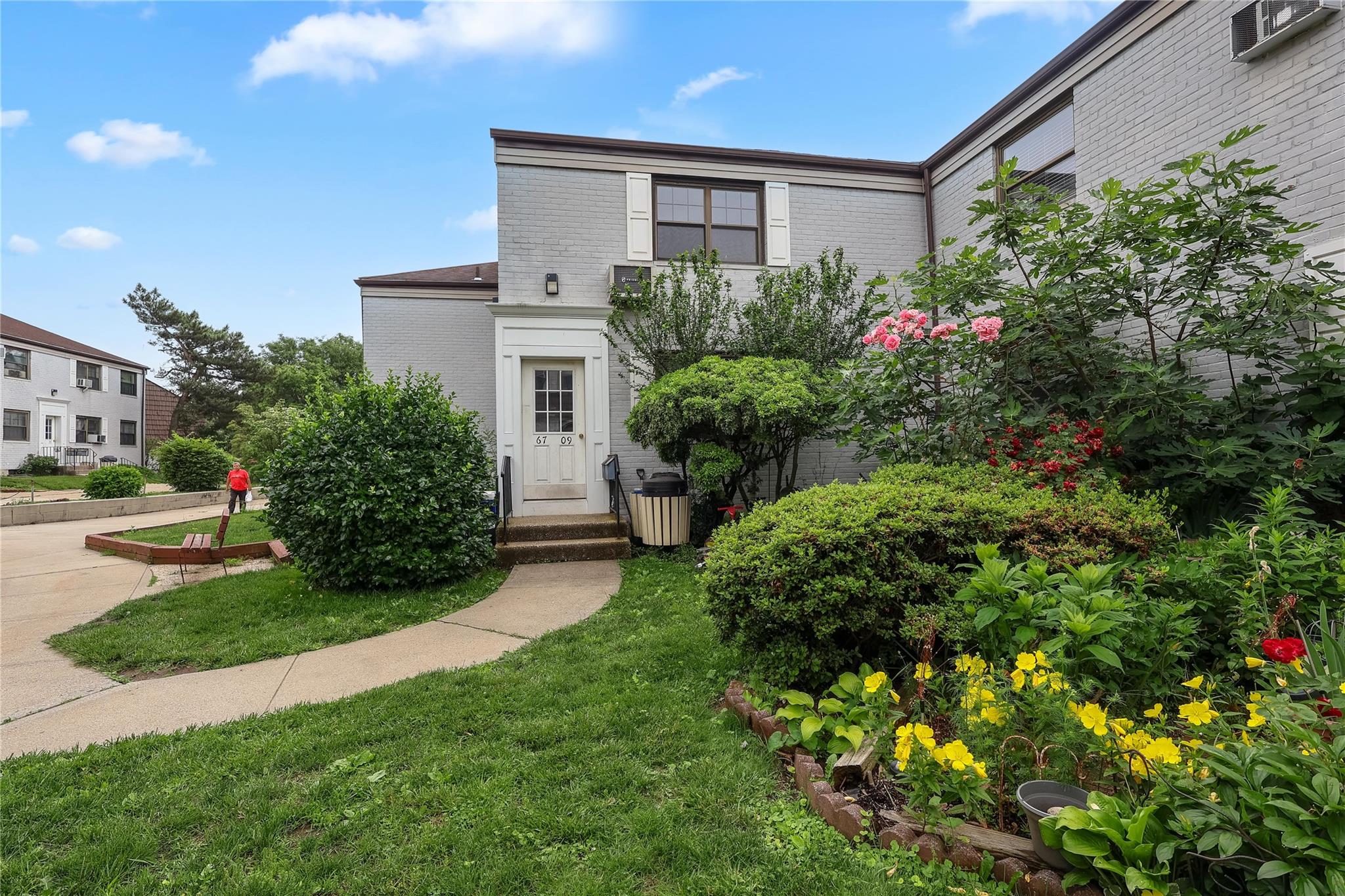 #1 photo, 67-09 136 Street, Kew Garden Hills , NY 11367