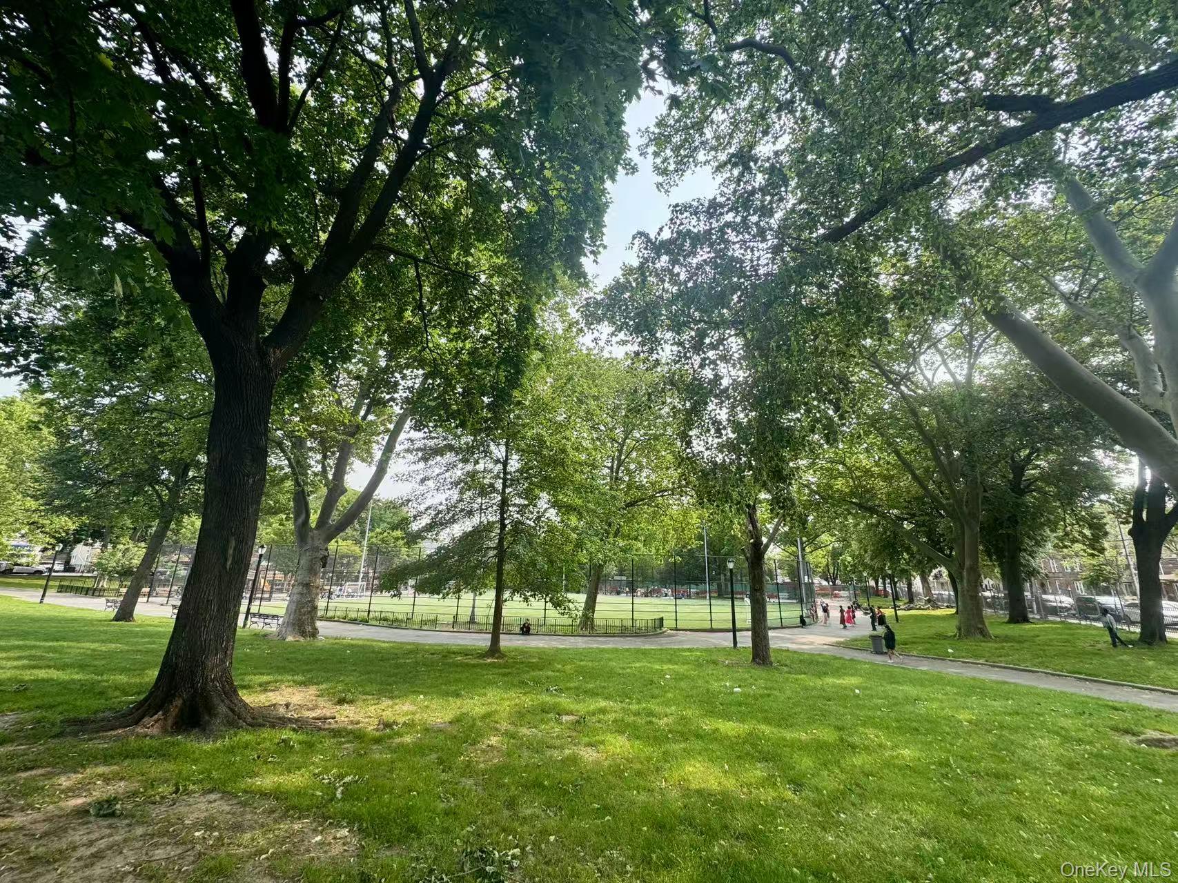 #10 photo, 103-02 42nd Ave, クイーンズ区 Corona , NY 11368