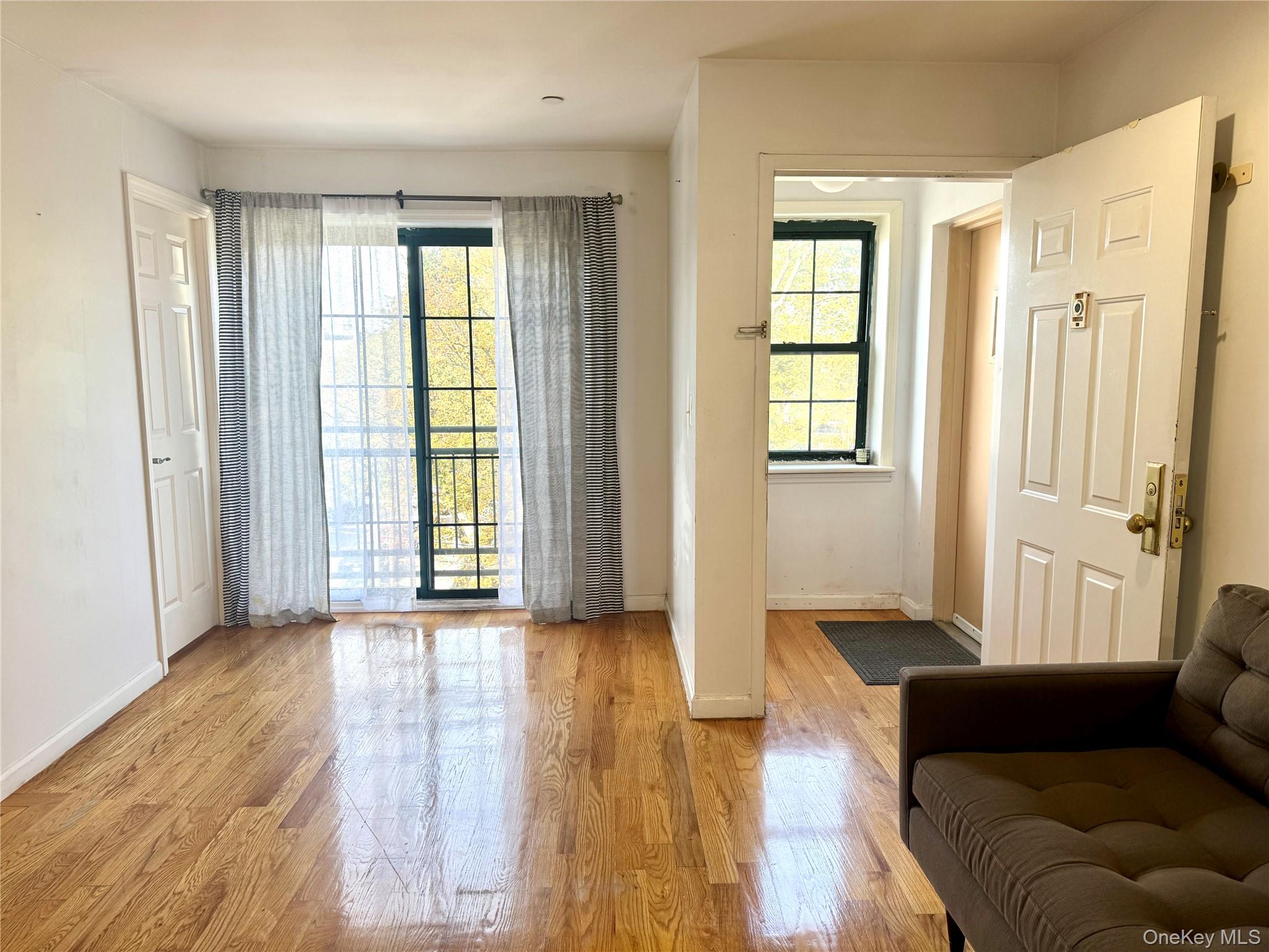 #3 photo, 103-02 42nd Ave, クイーンズ区 Corona , NY 11368