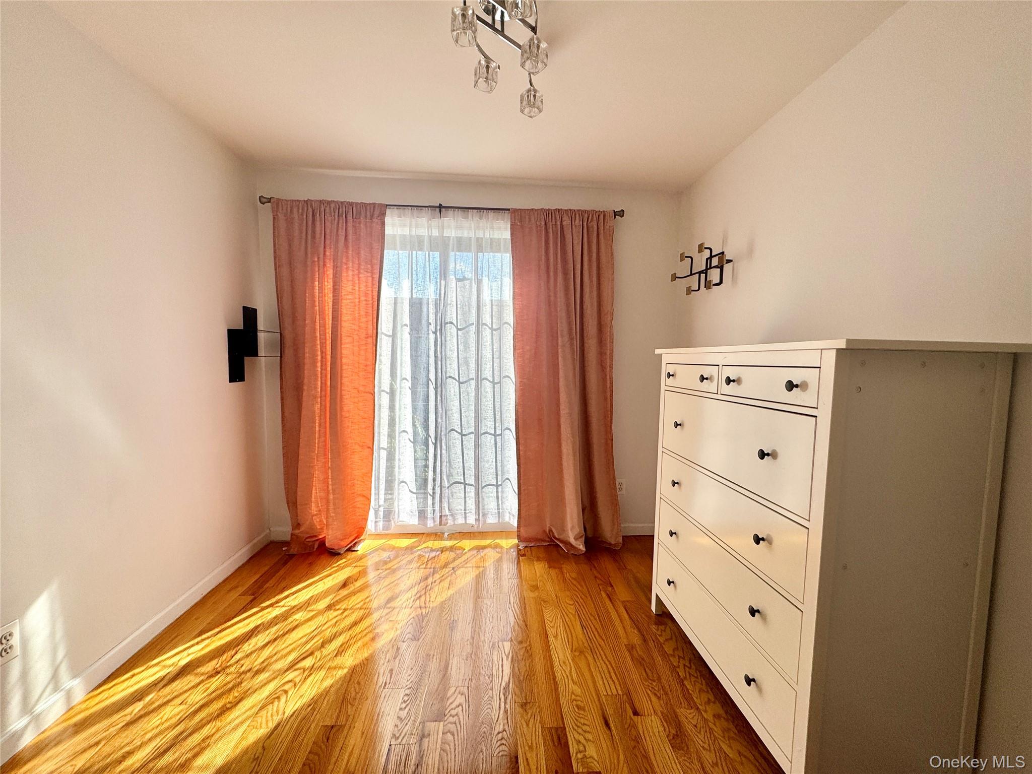 #4 photo, 103-02 42nd Ave, クイーンズ区 Corona , NY 11368