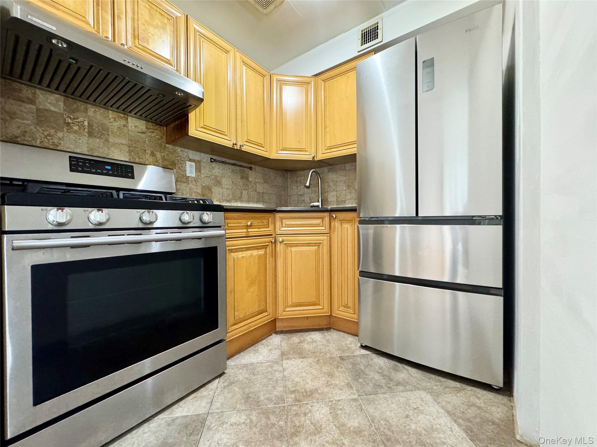 #7 photo, 103-02 42nd Ave, クイーンズ区 Corona , NY 11368