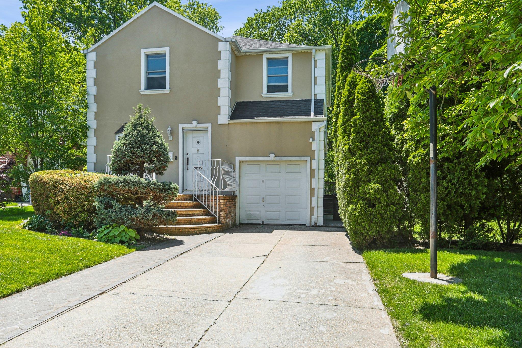 #1 photo, 80-36 208th Street, كوينز Hollis Hills , NY 11427