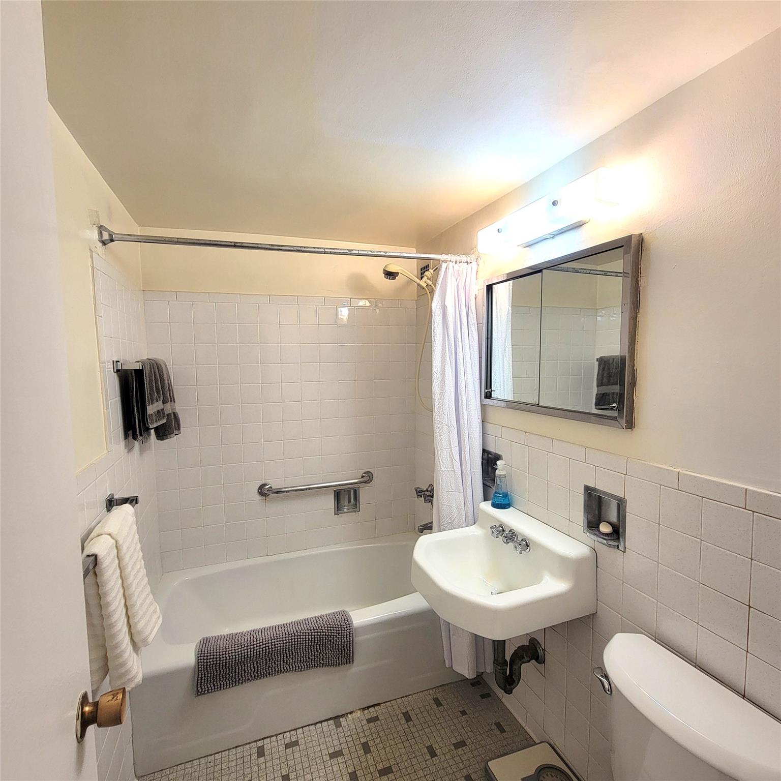 #9 photo, 70-20 108 Street, Forest Hills , NY 11375