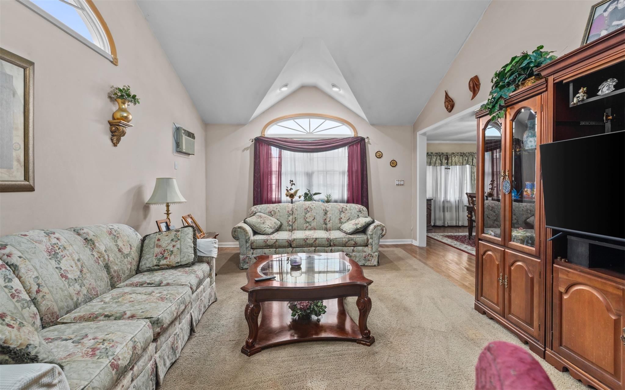 #4 photo, 84 Charles Street, ナッソー郡 Mineola , NY 11501