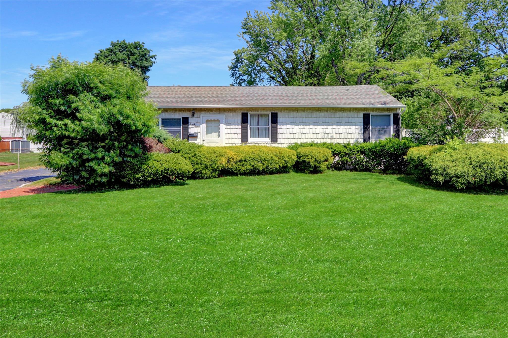 #1 photo, 27 Beatrice Avenue, サフォーク郡 West Islip , NY 11795