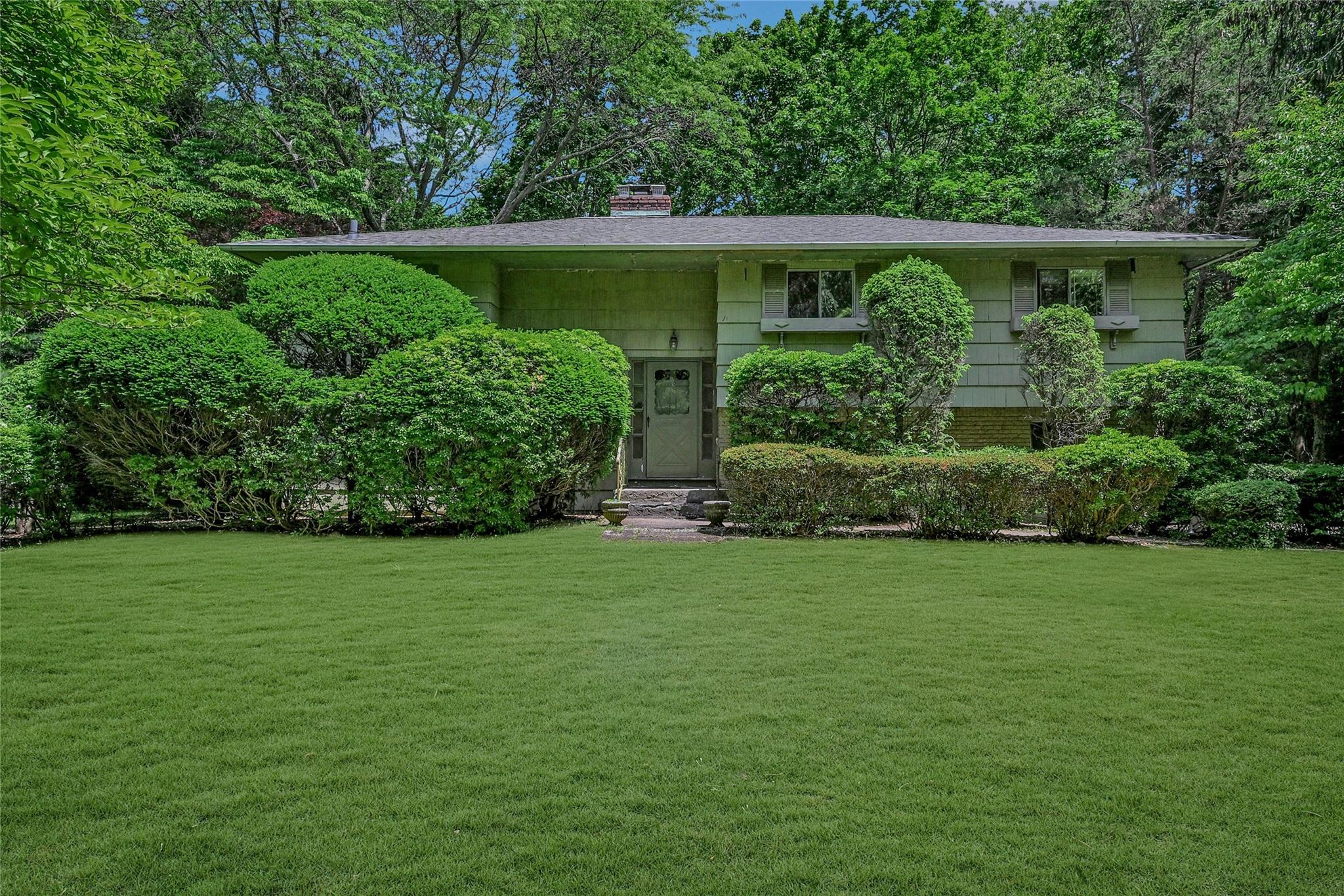 #1 photo, 10 Moonedge Road, Northport , NY 11768