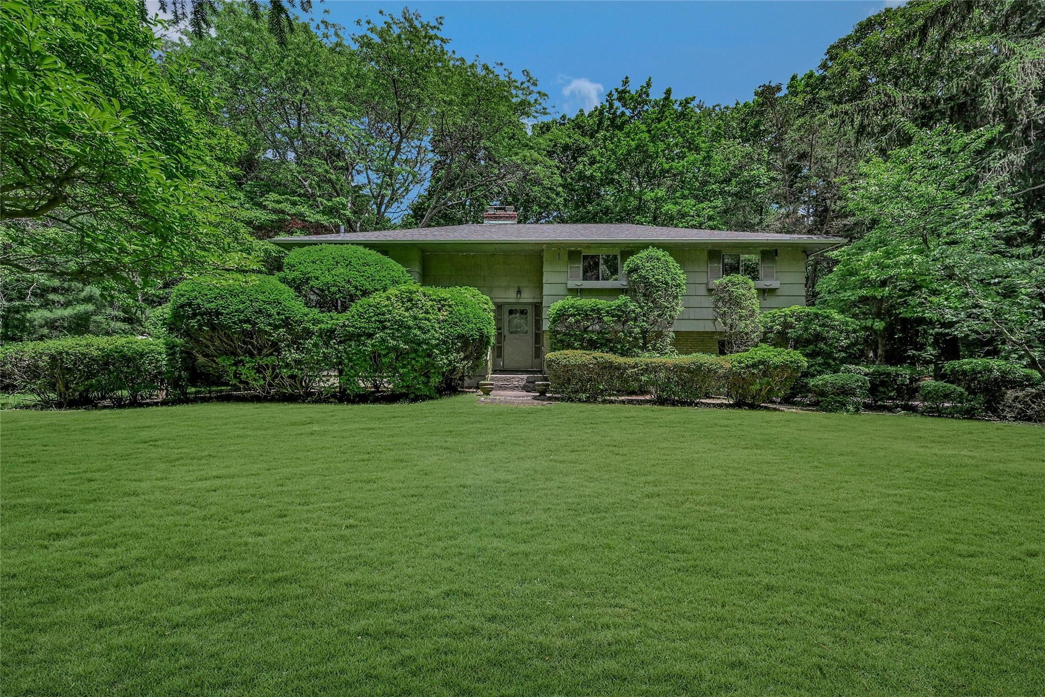 #2 photo, 10 Moonedge Road, Northport , NY 11768