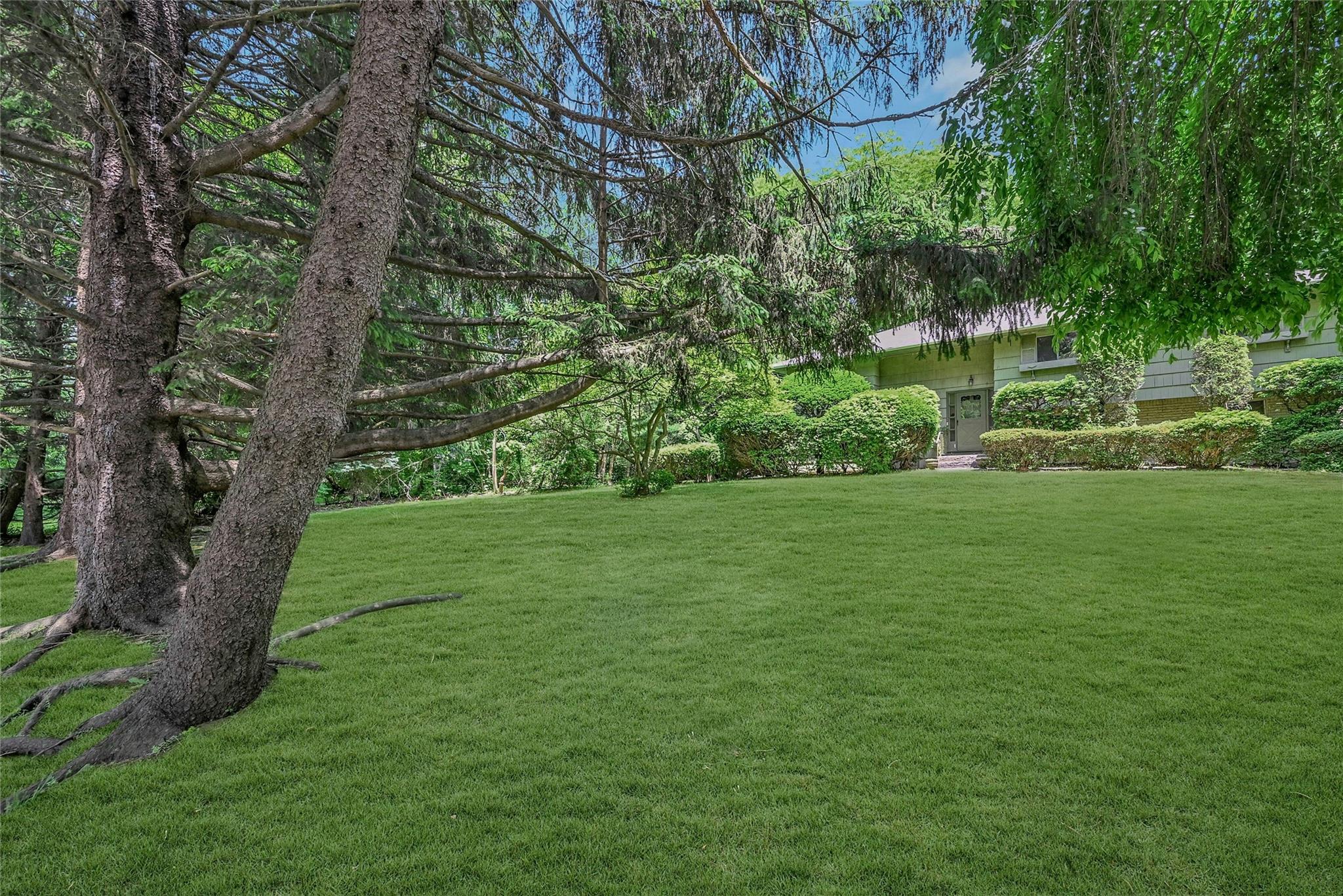 #3 photo, 10 Moonedge Road, Northport , NY 11768