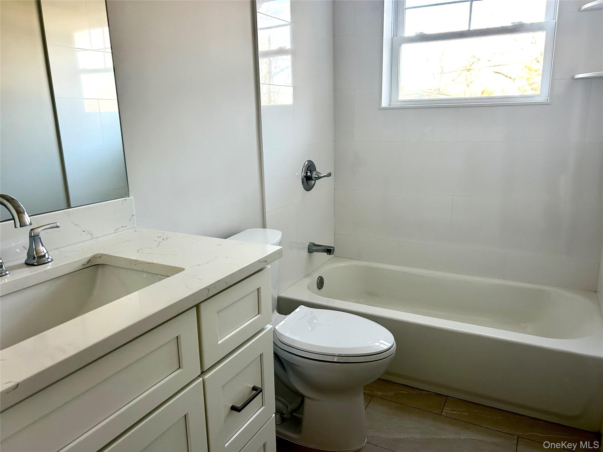 #8 photo, 20 10th Street, 롱 아일랜드 Ronkonkoma , NY 11779