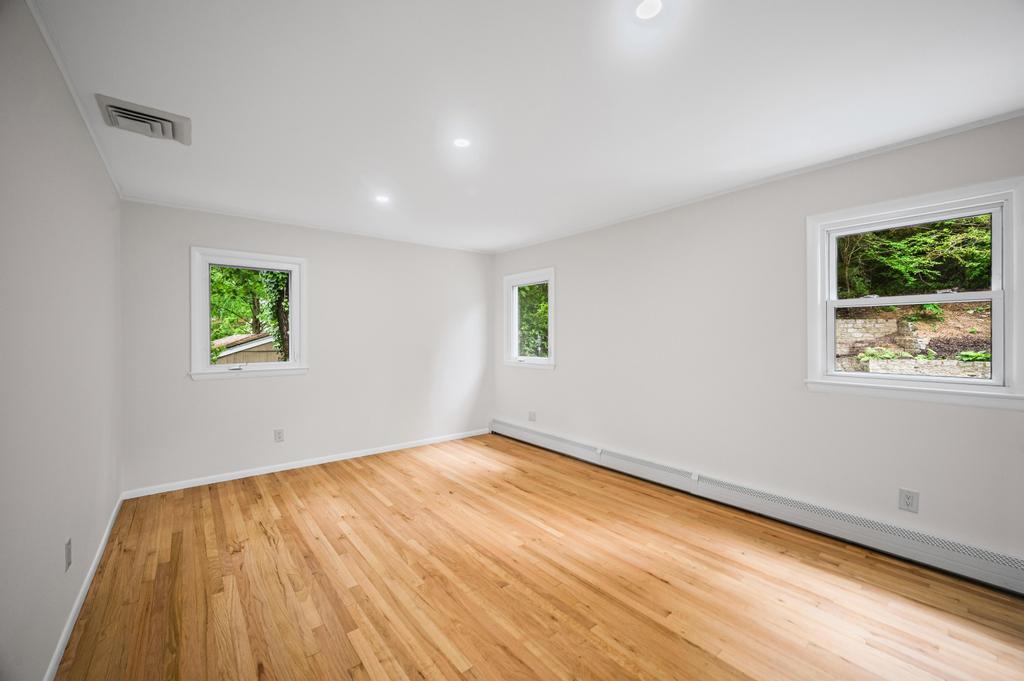 #11 photo, 26 Ravine Road, Great Neck , NY 11023