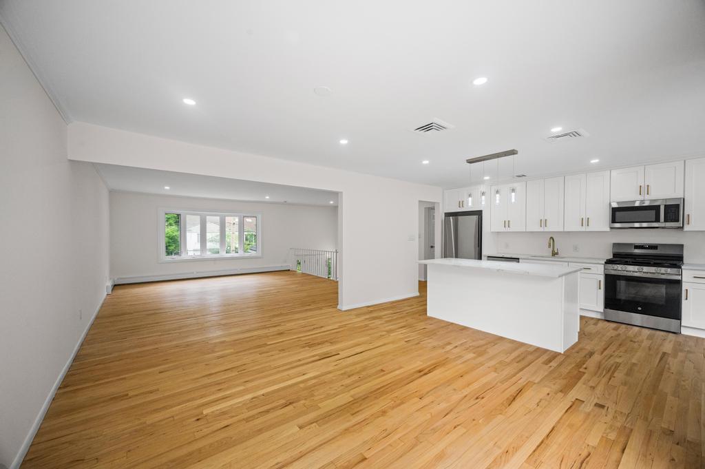 #4 photo, 26 Ravine Road, Great Neck , NY 11023