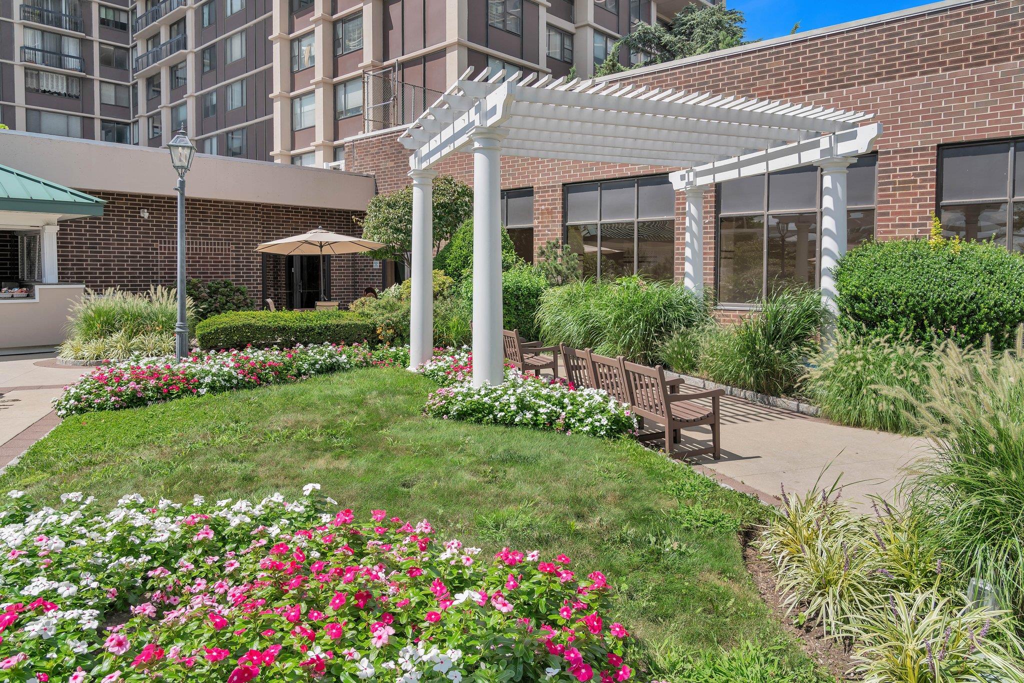 #18 photo, 27110 Grand Central Parkway, クイーンズ区 Floral Park , NY 11005