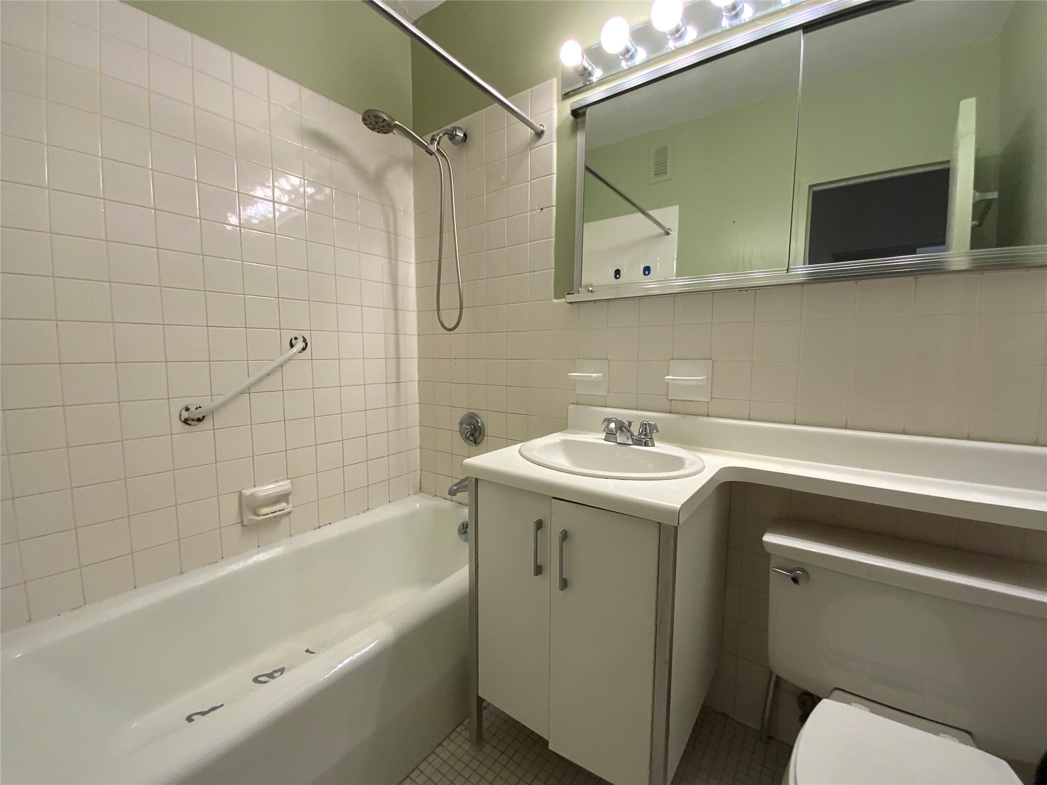 #9 photo, 27110 Grand Central Parkway, クイーンズ区 Floral Park , NY 11005