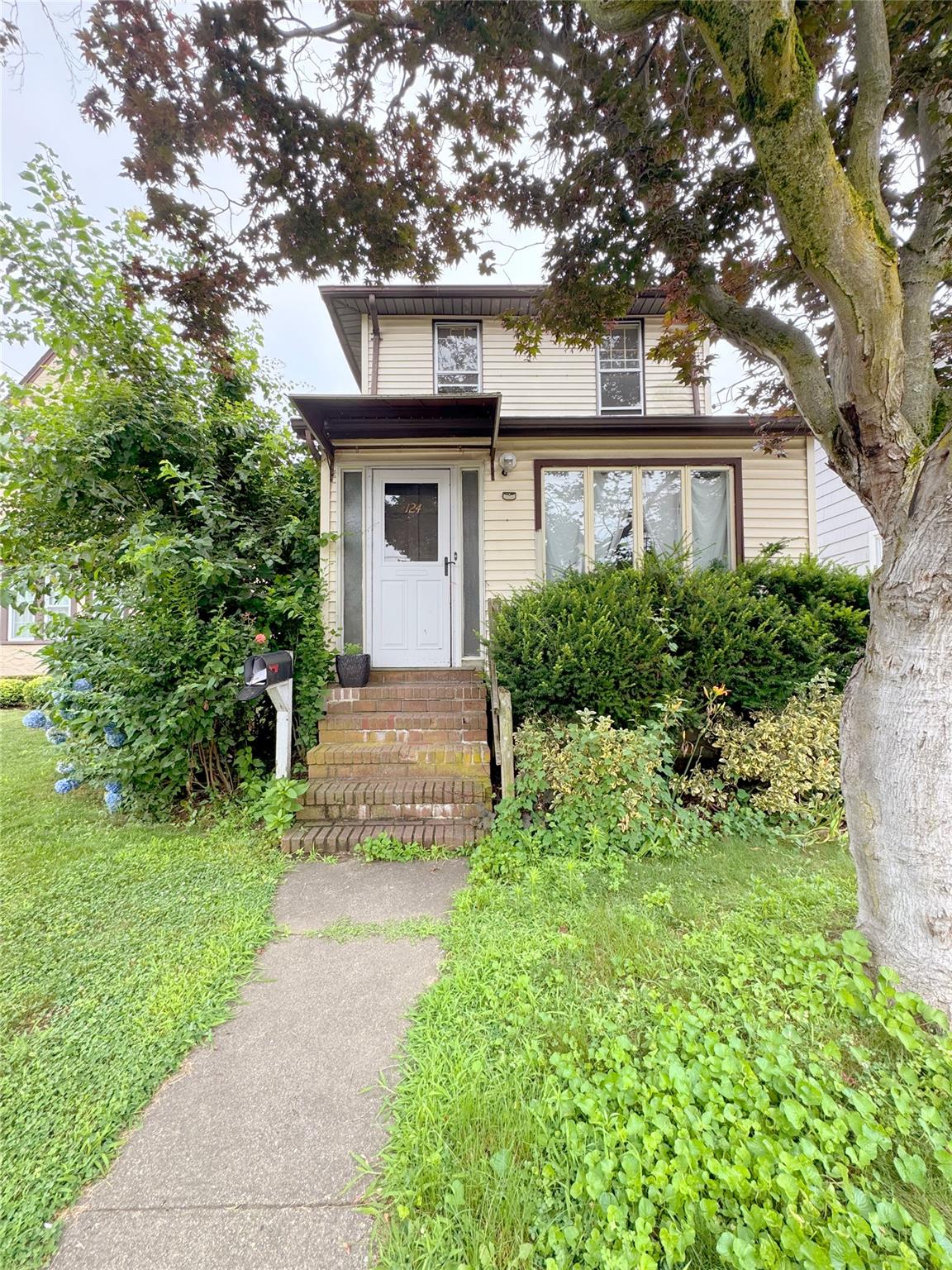 #1 photo, 124 Raymond Street, Rockville Centre , NY 11570