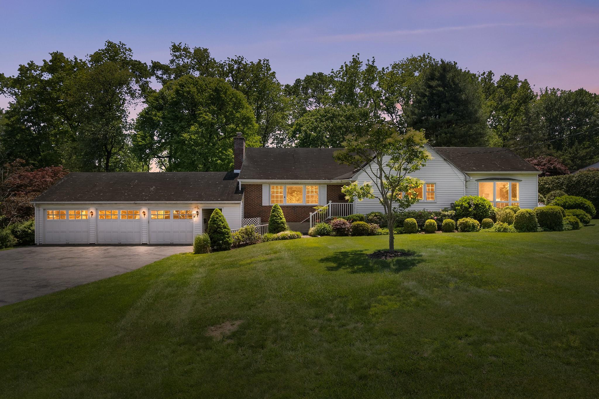 #1 photo, 18 Halsey Place, Valhalla , NY 10595