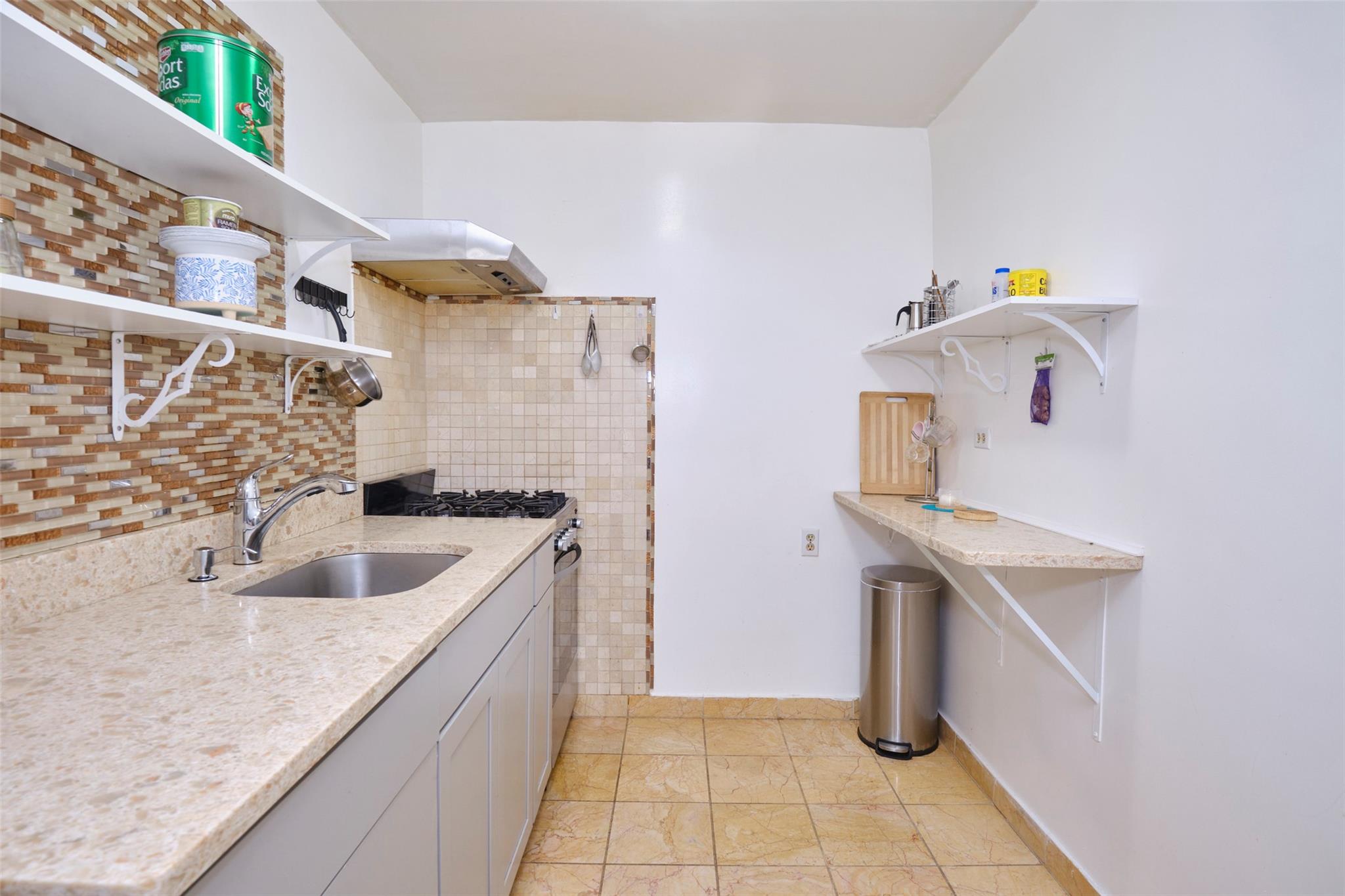 #10 photo, 67-25 Clyde Street, كوينز Forest Hills , NY 11375