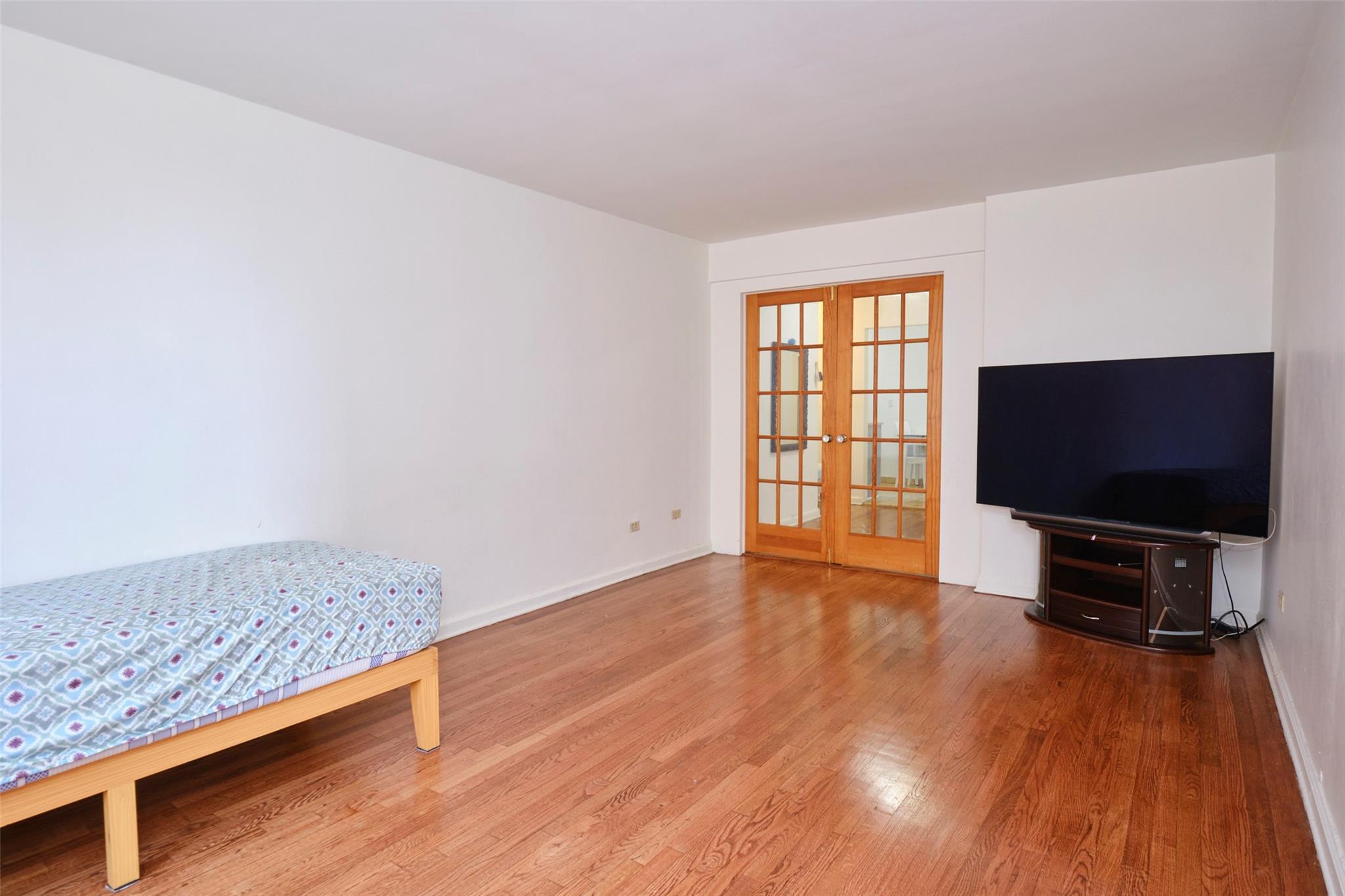 #8 photo, 67-25 Clyde Street, كوينز Forest Hills , NY 11375