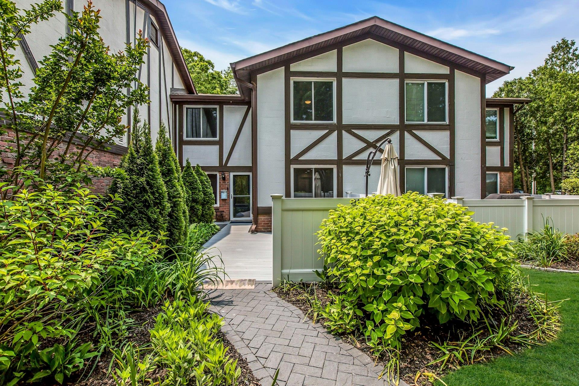 #1 photo, 818 Blue Ridge Drive, 東長島 Medford , NY 11763