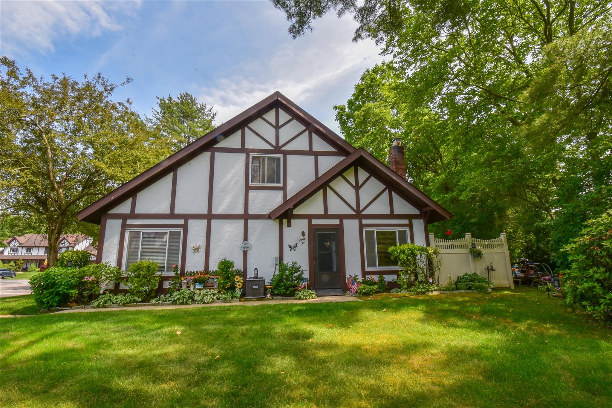 #1 photo, 62 Crystal Rock Court, 東長島 Middle Island , NY 11953