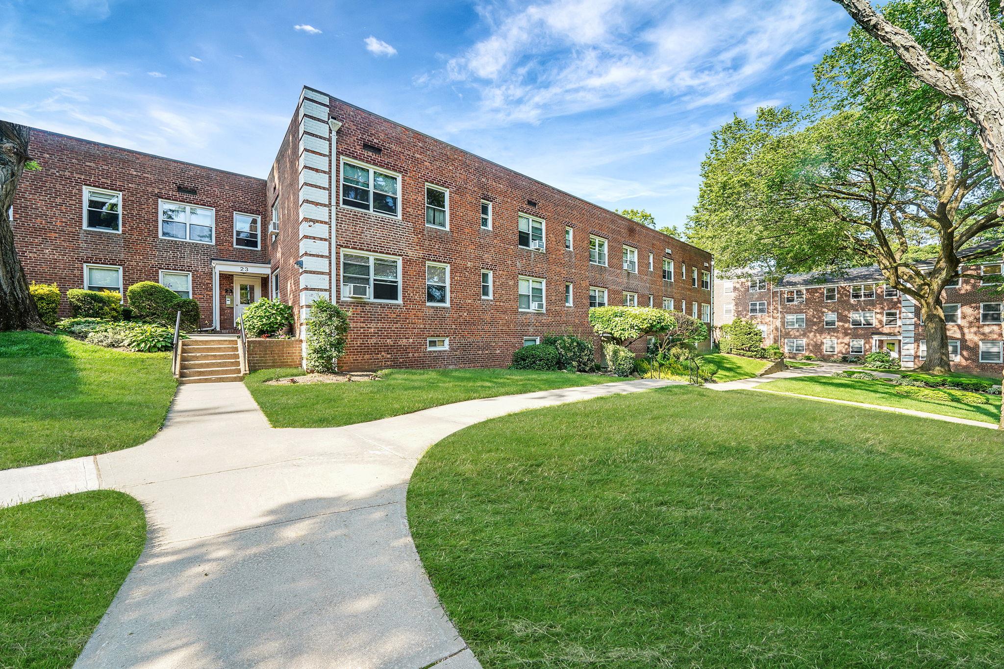 #2 photo, 23 Edwards Street, ناسو Roslyn Heights , NY 11577