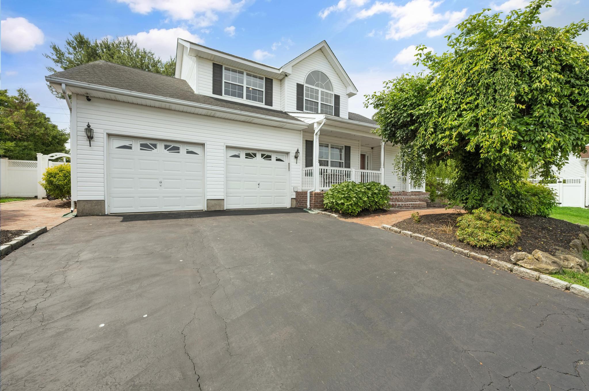 #1 photo, 8 Tecumseh Court, Commack , NY 11725