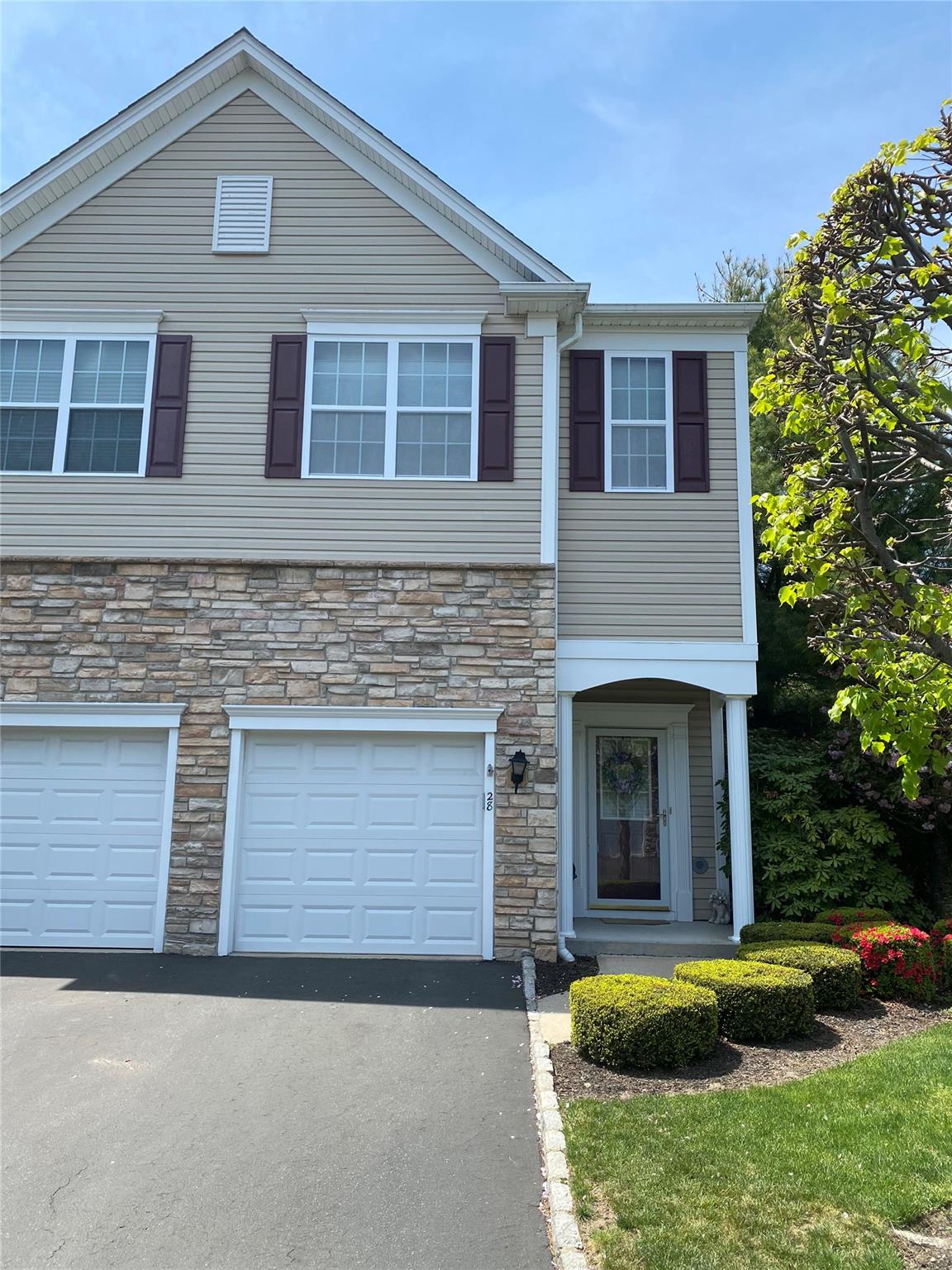 #1 photo, 28 Torrey Pine Lane, سوفولك Bay Shore , NY 11706