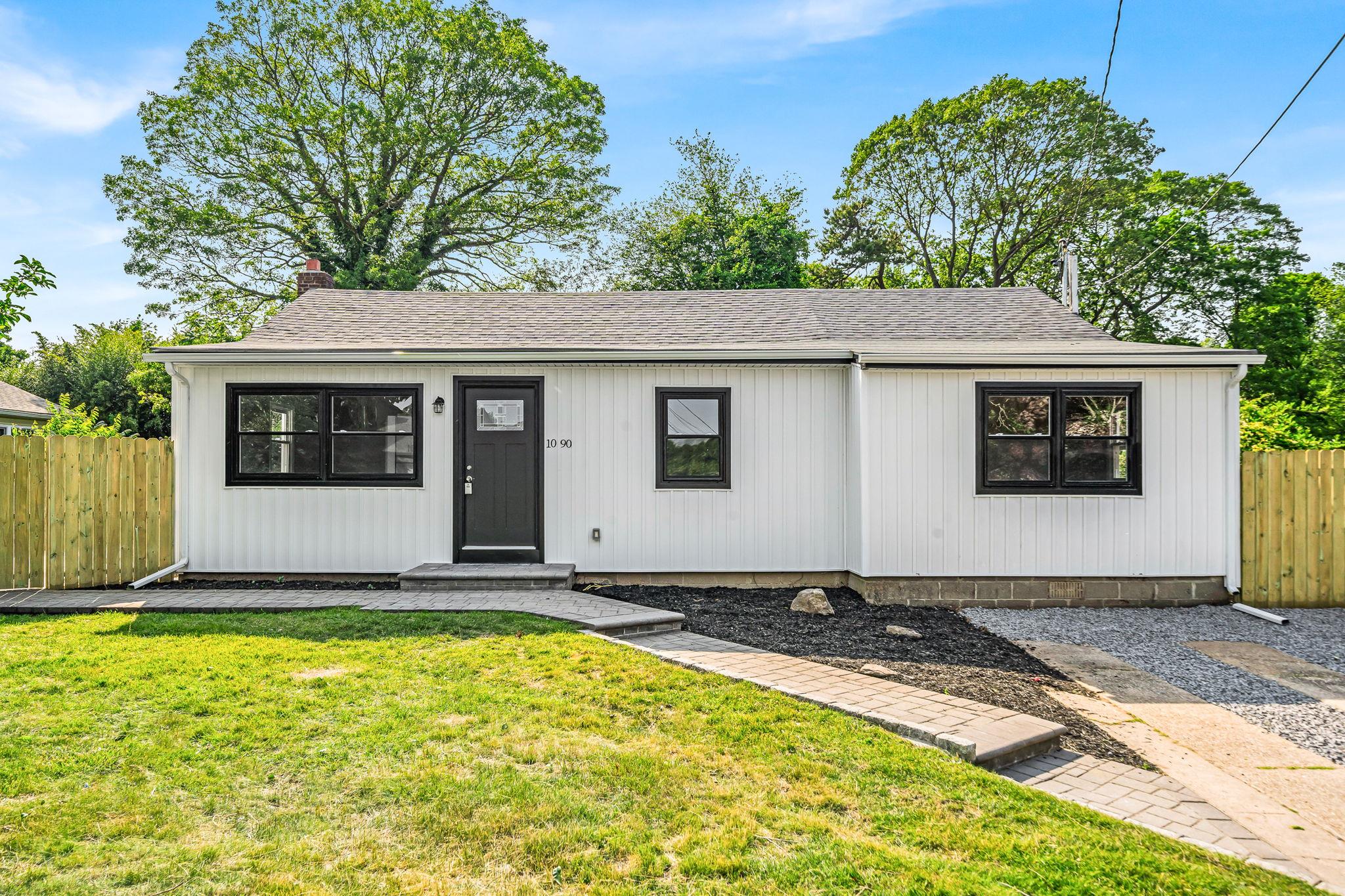 #1 photo, 1090 Brookdale Avenue, 롱 아일랜드 Bay Shore , NY 11706