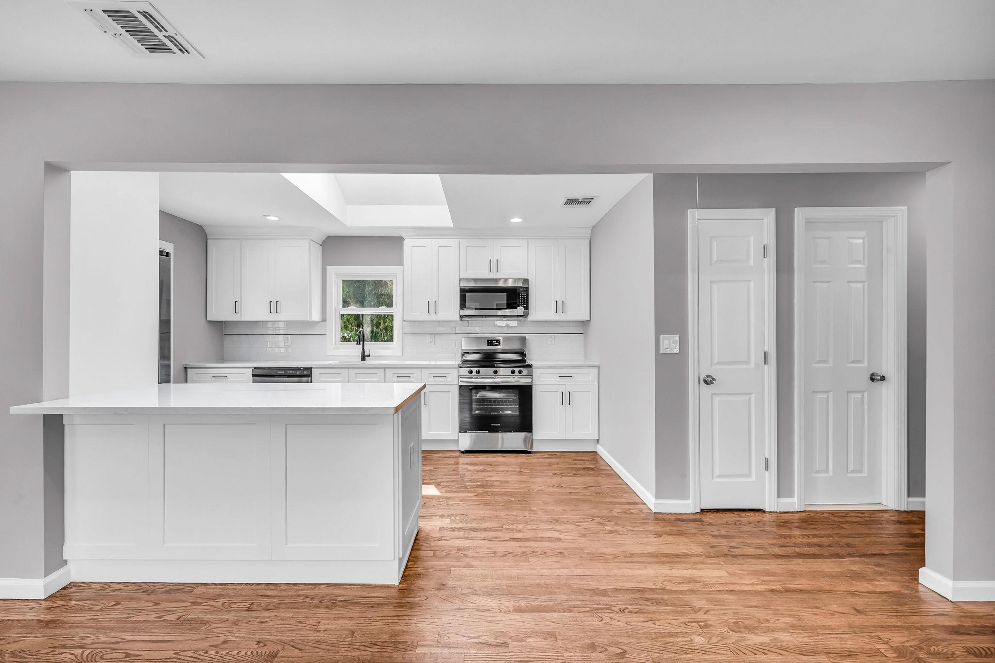 #13 photo, 1090 Brookdale Avenue, 롱 아일랜드 Bay Shore , NY 11706