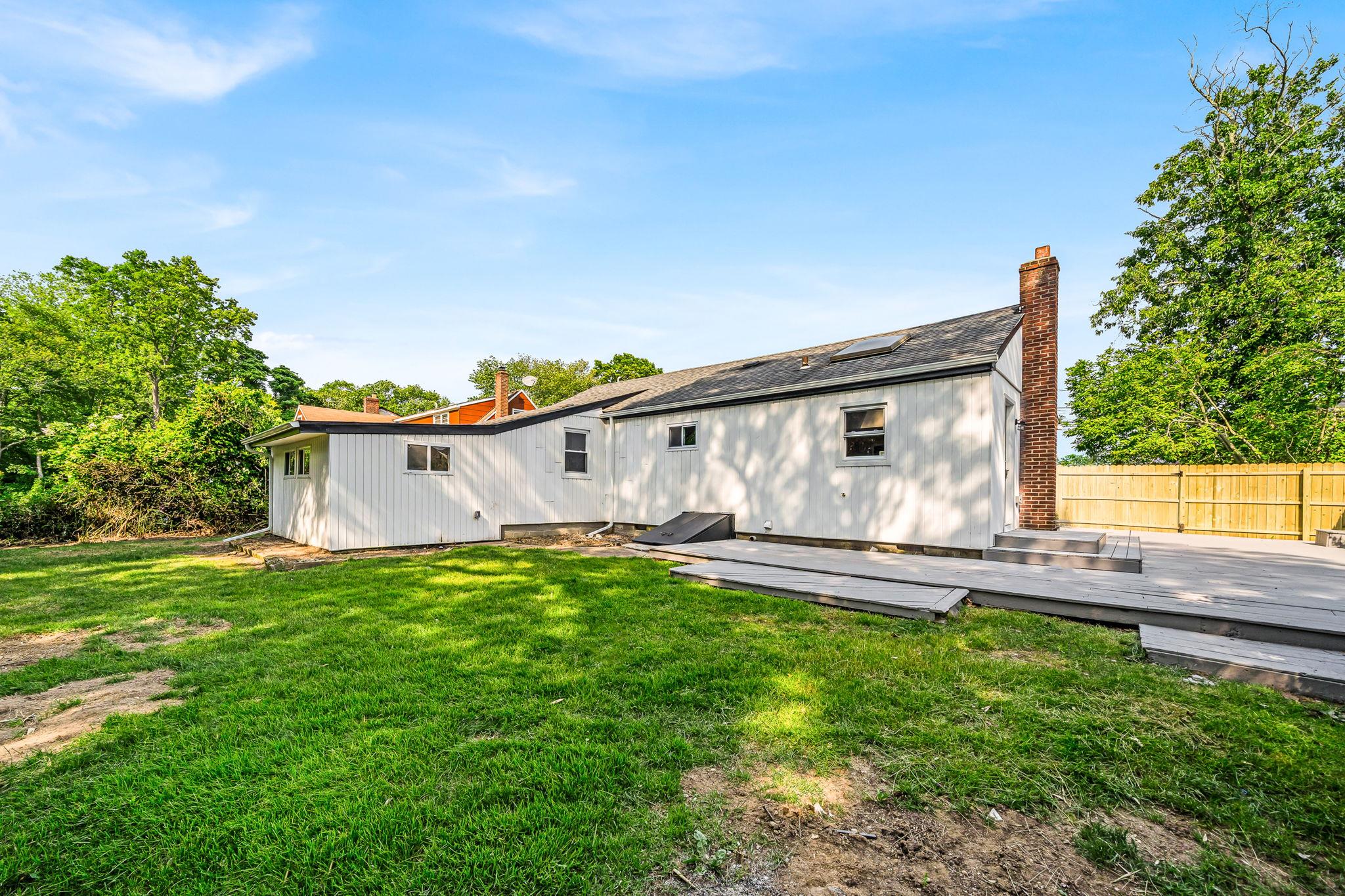 #2 photo, 1090 Brookdale Avenue, 롱 아일랜드 Bay Shore , NY 11706