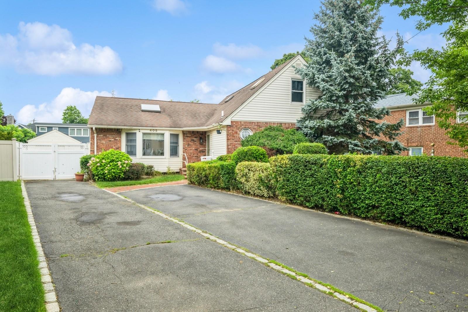 #1 photo, 405 Waukena Avenue, ناسو Oceanside , NY 11572
