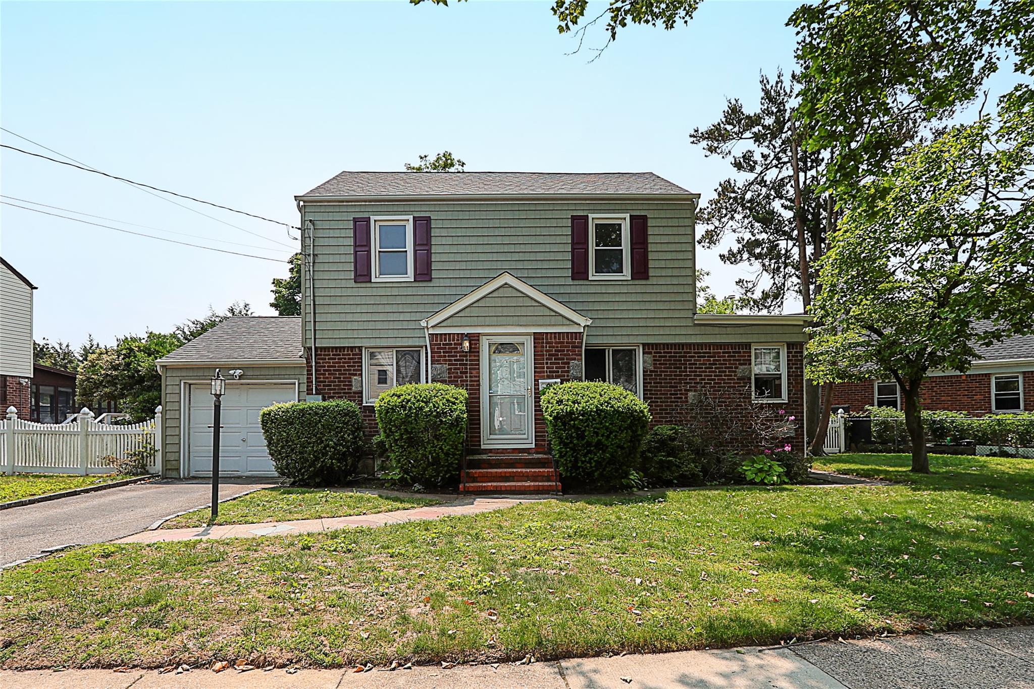 #1 photo, 99 Roosevelt Court, 長島 Carle Place , NY 11514