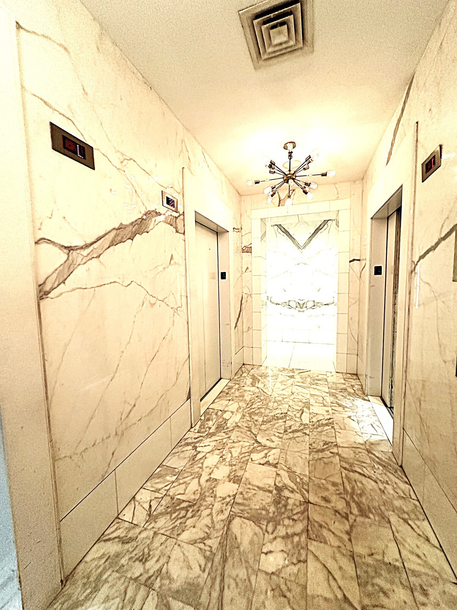 #17 photo, 635 W 42nd Street, マンハッタン Hells Kitchen , NY 10036