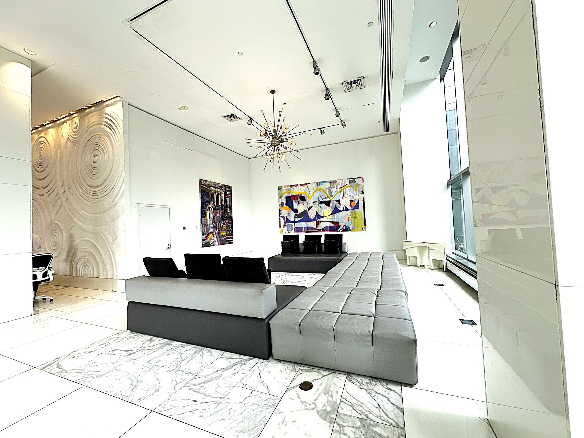 #20 photo, 635 W 42nd Street, マンハッタン Hells Kitchen , NY 10036