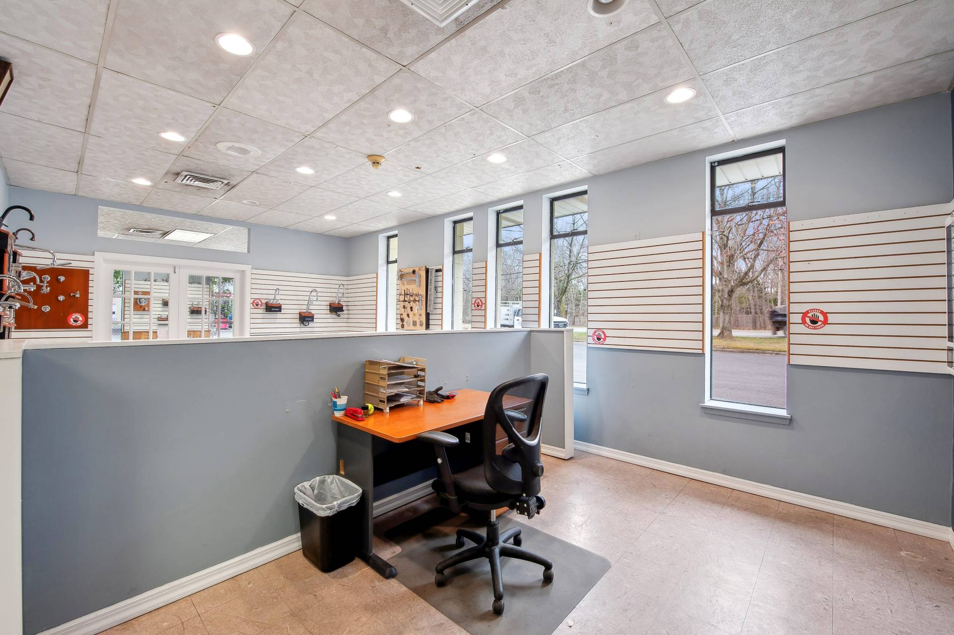 #9 photo, 348 Montauk Highway (Showroom & Office), サフォーク郡 Wainscott , NY 11975