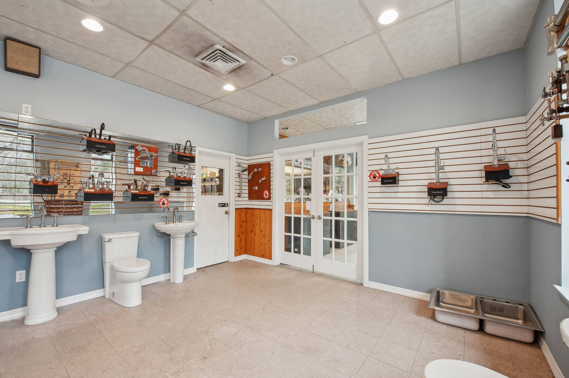 #24 photo, 348 Montauk Highway (Warehouse - Units 1 & 2), サフォーク郡 Wainscott , NY 11975