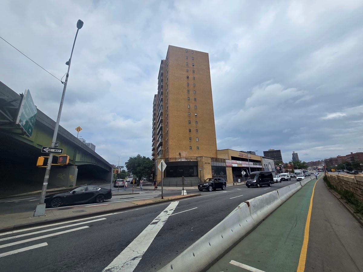 #9 photo, 92-29 Queens Boulevard Queens Boulevard, クイーンズ区 Rego Park , NY 11374