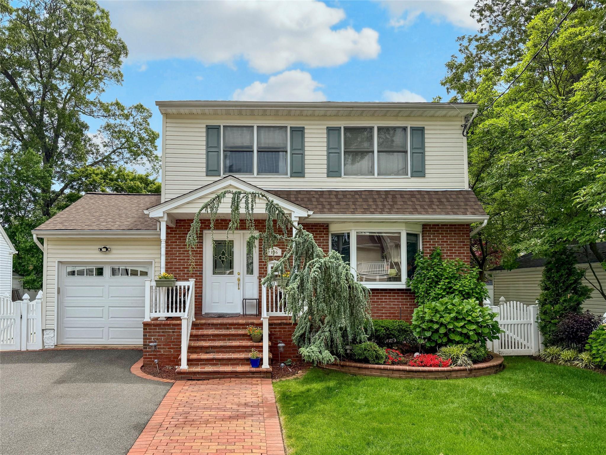 #1 photo, 156 E Maujer Street, ناسو Valley Stream , NY 11580
